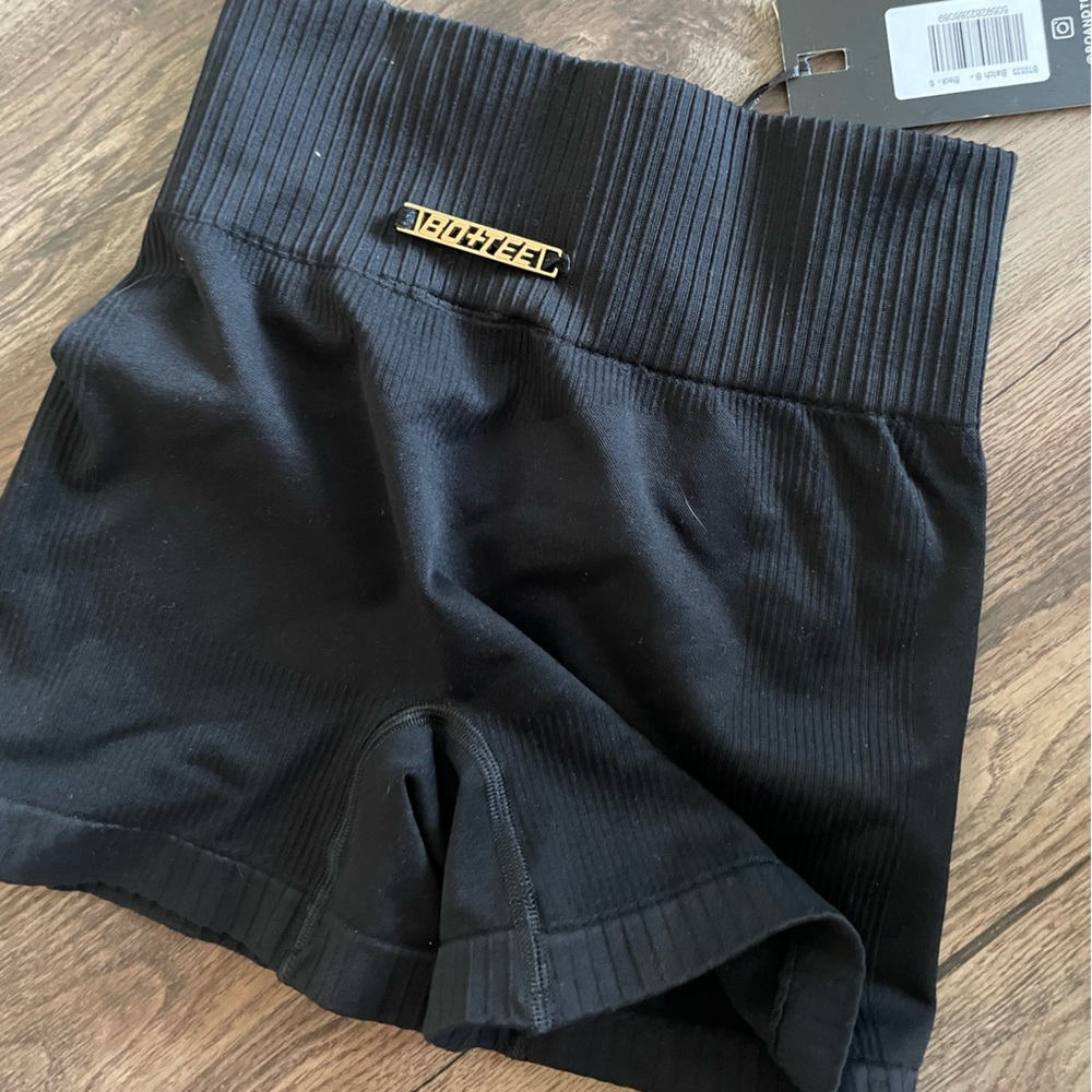 NWT BO AND TEE SEAMLESS SHORTS